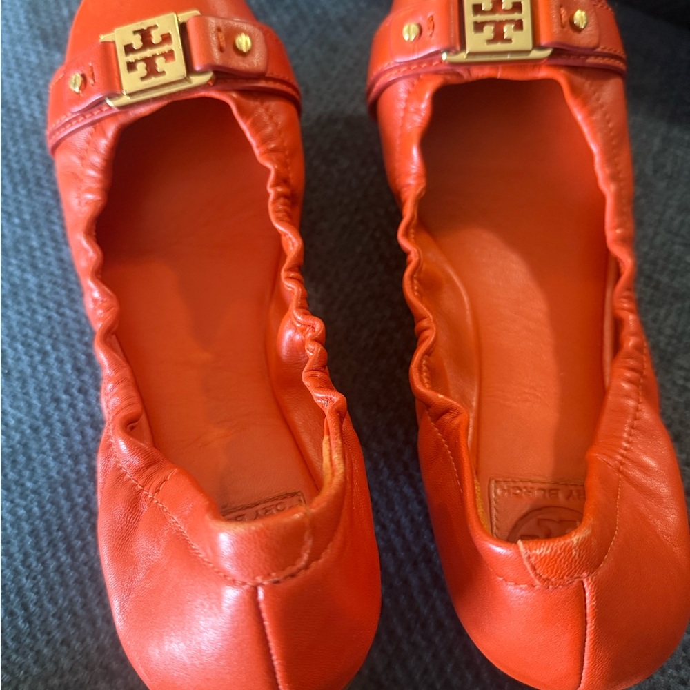 Tory Burch Ambrose Gold Logo Reva Cap Toe Ballet Flats Orange Leather size 8.5M - Picture 2 of 3